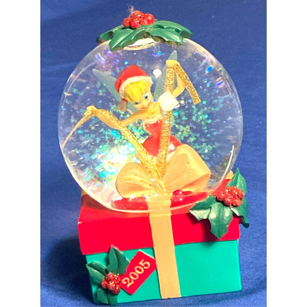 2005 Disney Store Tinker Bell Snow Globe Unwrapping Gift Christmas Red Green